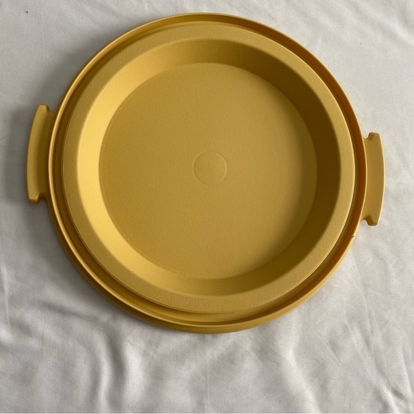Vintage Tupperware Harvest Gold 719-2 Pie Carrier Base Only - Picture 2 of 3